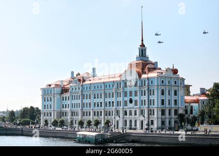 Saint-Pétersbourg, Russie, 29 juillet 2018 : hélicoptères navals au-dessus de la construction de l'école navale de Nakhimov sur le remblai de la rivière Bolshaya Nevka pendant le défilé militaire consacré à la Journée de la Marine russe. La construction du collège Nakhimov a été érigée en 1910-1912 comme maison scolaire de la ville par le design de l'architecte Alexandre Dmitriev, et elle accueille l'école navale depuis 1944 Banque D'Images