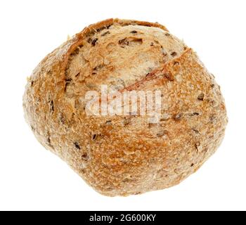 Pain rond de blé avec grains germés et graines de tournesol isolés sur fond blanc Banque D'Images