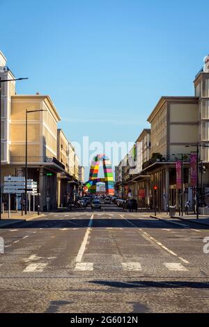 La 'Catène de containers' est une installation d'art composée de deux arches de conteneurs au Havre, en France. Banque D'Images