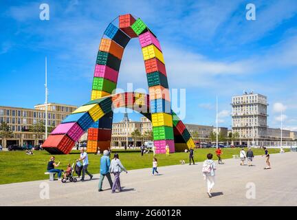 Personnes se promenant près de la "Catène de containers", une installation d'art composée de deux arches de conteneurs au Havre, France. Banque D'Images