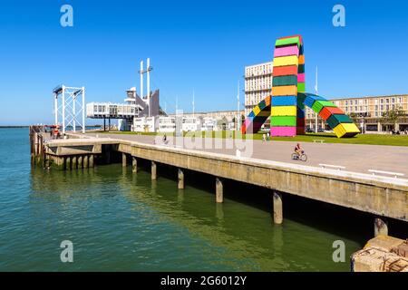 La 'Catène de containers' est une installation d'art composée de deux arches de conteneurs au Havre, en France. Banque D'Images