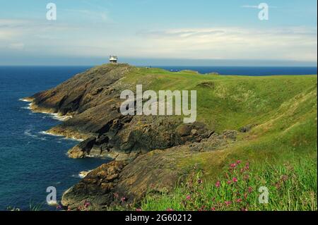 Été 2021:vue du promontoire avec le garde-côtes depuis le sentier côtier, Porth Dinllaen, Llyn Peninsula, Gwynedd, pays de Galles Banque D'Images