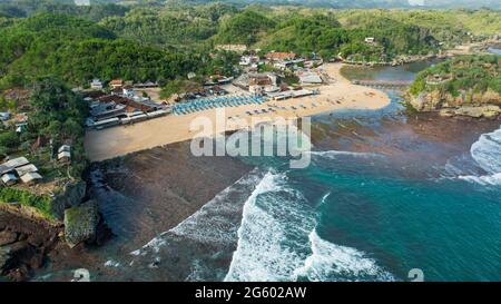 Vue aérienne de la beauté de la plage de Drini Gunungkidul, Yogyakarta. Central Java, Indonésie, 1er juillet 2021 Banque D'Images