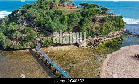 Vue aérienne de la beauté de la plage de Drini Gunungkidul, Yogyakarta. Central Java, Indonésie, 1er juillet 2021 Banque D'Images