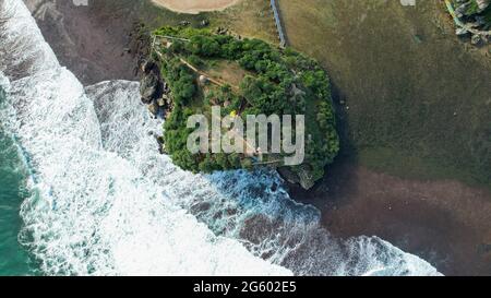 Vue aérienne de la beauté de la plage de Drini Gunungkidul, Yogyakarta. Central Java, Indonésie, 1er juillet 2021 Banque D'Images