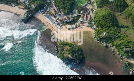 Vue aérienne de la beauté de la plage de Drini Gunungkidul, Yogyakarta. Central Java, Indonésie, 1er juillet 2021 Banque D'Images