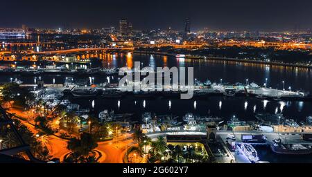 Superbe paysage urbain de Dubaï et de l'eau de la jetée de la Marina de Dubaï de nuit Banque D'Images