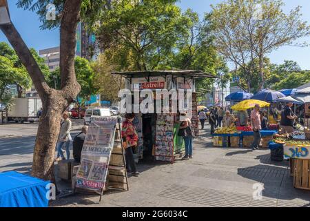 le marché de rue se trouve dans la vieille ville de Valparaiso, au Chili Banque D'Images