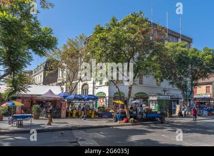 le marché de rue se trouve dans la vieille ville de Valparaiso, au Chili Banque D'Images