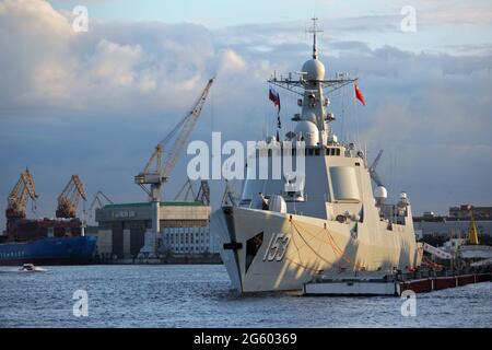 Destroyer lance-missiles de Xi'an l'Armée de libération du peuple chinois à force de surface marine le quai du Lieutenant Schmidt à Saint-Pétersbourg, Russie pendant les préparatifs pour la parade de la marine russe Banque D'Images