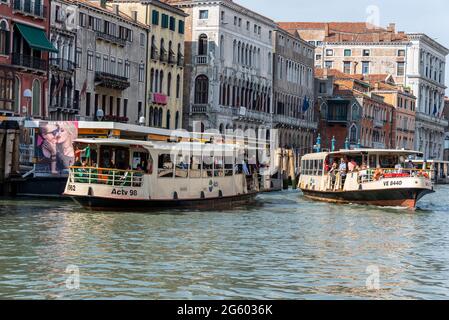 Deux vaporetto ACTV (vaporetto vénitien de banlieue), opérant sur le Canal Grande (Grand Canal) à Venise, Italie. Le vaporetto est un bateau-bus plat Banque D'Images