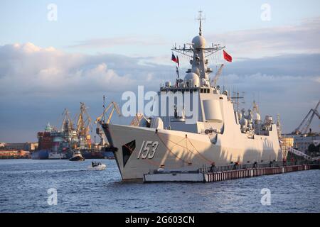 Destroyer lance-missiles de Xi'an l'Armée de libération du peuple chinois à force de surface marine le quai du Lieutenant Schmidt à Saint-Pétersbourg, Russie pendant les préparatifs pour la parade de la marine russe Banque D'Images