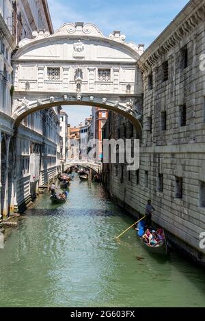 Une flotte de gondoles passe sous le Ponte Dei Sospiri (pont des Soupirs) à Venise, dans le nord de l'Italie. Banque D'Images