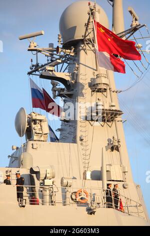 Drapeaux de la Chine et de la Russie sur le destroyer lance-missiles de Xi'an l'Armée de libération du peuple chinois à force de surface marine le quai du Lieutenant Schmidt à Saint-Pétersbourg, Russie pendant les préparatifs pour la parade de la marine russe Banque D'Images