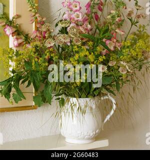 Vase de fleurs vertes et roses Banque D'Images