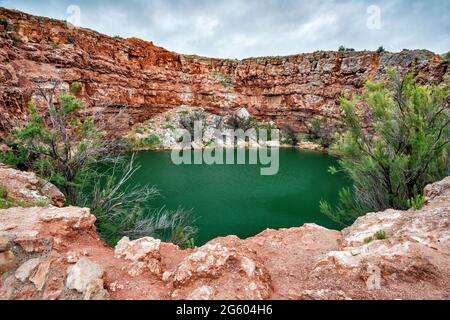 Encrier de Devil's Lake, lac aka cenote sinkhole, calcaire récif à lacs sans fond State Park, près de Roswell, Nouveau Mexique, USA Banque D'Images