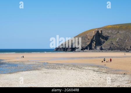 Soleil printanier à Mawgan Porth Beach, sur la côte nord de Cornwall. Banque D'Images