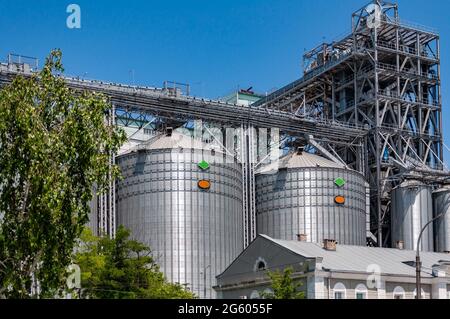 Silos pour le stockage du ciment utilisé dans la construction. Usine de ciment. Silos à colonnes métalliques de l'usine industrielle. Banque D'Images