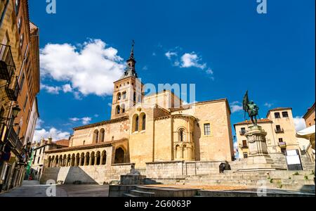 Église San Martin et monument Juan Bravo à Ségovie, Espagne Banque D'Images