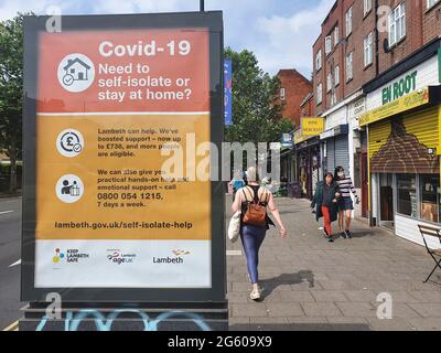 Londres, Royaume-Uni, 1er juillet 2021 : une affiche fait connaître le soutien financier disponible à Lambeth pour les personnes qui ont besoin de s'isoler. Lambeth est un quartier avec des grappes de la variante Delta et une population pauvre qui ne peut pas être capable de s'isoler sans aide financière. Alors que le nombre de nouveaux cas au Royaume-Uni a augmenté par rapport à l'ensemble de l'Europe, des inquiétudes subsistent quant à la Journée de la liberté, le 19 juillet. Anna Watson/Alay Live News Banque D'Images