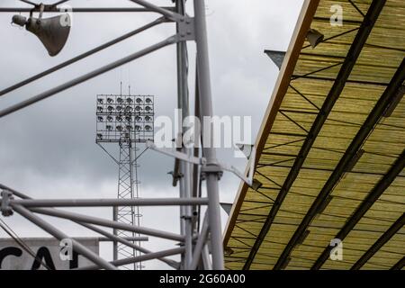 À la recherche d'un stade de football traditionnel illuminé sur le terrain de football anglais, Abbey Stadium aime du Cambridge United FC Banque D'Images