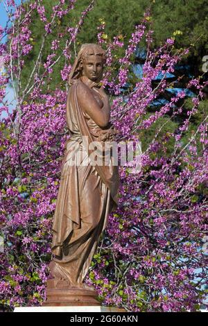 Catane, Italie - 8 avril 2018 : l'une des statuettes métal des Arts dans le parc Giardino Bellini par Mimì Maria Lazzaro (1905 - 1968). Banque D'Images