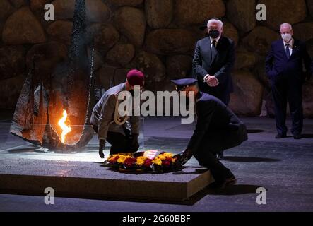 Jérusalem, Israël. 1er juillet 2021. Les soldats de la Bundeswehr ont déposé une couronne dans la salle du souvenir au mémorial Yad Vashem. Le président fédéral Frank-Walter Steinmeier se trouve à côté du président israélien Reuven Rivlin (r). Le président allemand est en Israël pour une visite d'État de trois jours. Credit: Kay Nietfeld/dpa/Alay Live News Banque D'Images