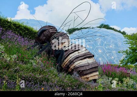 Sculpture d'abeille géante au projet Eden, juillet 2019 Banque D'Images