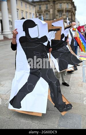 Karlsruhe, Allemagne. 1er juillet 2021. Des stands en carton armé en uniforme sont tenus sur la place du marché lors d'une manifestation contre le fabricant d'armes SIG Sauer. La Cour fédérale de justice (BGH) a l'intention d'annoncer son verdict sur l'ordonnance de confiscation contre SIG Sauer suite à des livraisons illégales d'armes en Colombie le 01.07.2021. Credit: Uli Deck/dpa/Alay Live News Banque D'Images