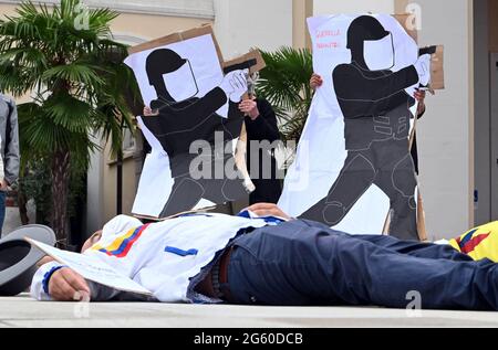 Karlsruhe, Allemagne. 1er juillet 2021. Des personnes en carton armé en uniforme sont présentes sur le marché lors d'une manifestation contre le fabricant d'armes à feu SIG Sauer. Devant elle se trouve une personne, qui est censée symboliser un être humain de tir. La Cour fédérale de justice (BGH) veut annoncer son verdict sur la décision de confiscation contre SIG Sauer après des livraisons illégales d'armes en Colombie le 01.07.2021. Credit: Uli Deck/dpa/Alay Live News Banque D'Images