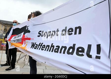 Karlsruhe, Allemagne. 1er juillet 2021. Lors d'une manifestation contre le fabricant d'armes SIG Sauer, une bannière est organisée sur le marché et se lit comme suit : « Stop the Arms trade! '. La Cour fédérale de justice (BGH) veut annoncer son verdict sur la décision de confiscation contre SIG Sauer après des livraisons illégales d'armes en Colombie le 01.07.2021. Credit: Uli Deck/dpa/Alay Live News Banque D'Images