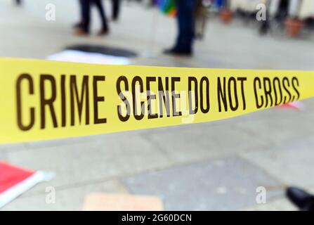 Karlsruhe, Allemagne. 1er juillet 2021. Lors d'une action de protestation sur le marché contre le fabricant d'armes SIG Sauer, un ruban de flutter est joint, sur lequel est écrit « CRIME SCENE DO NOT CROSS ». La Cour fédérale de justice (BGH) doit annoncer son verdict sur l'ordonnance de confiscation contre SIG Sauer suite à des livraisons illégales d'armes en Colombie le 01.07.2021. Credit: Uli Deck/dpa/Alay Live News Banque D'Images