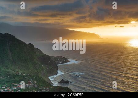 Vue aérienne des villages d'Arco de Sao Jorge et de Ponta Delgada sur les falaises de la côte nord de l'île de Madère, Portugal Banque D'Images