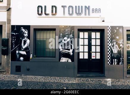 Peintures murales noires et blanches décorant la façade du bar dans la vieille rue pavée Rua de Santa Maria, Funchal, Madère, Portugal Banque D'Images