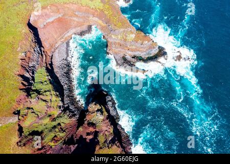 Vagues s'écrasant sur des rochers volcaniques de falaises d'en haut, péninsule de Sao Lourenco, Canique, île de Madère, Portugal Banque D'Images