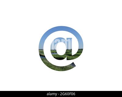 au signe, le signe de l'alphabet fait avec le paysage avec l'herbe, le ruisseau et un ciel bleu Banque D'Images