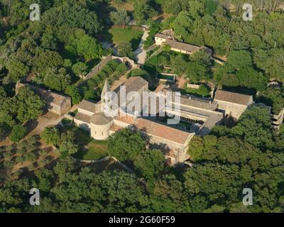 VUE AÉRIENNE. Abbaye cistercienne vieille de plusieurs siècles dans une partie boisée et isolée de la région du Var. Le Thoronet, France. Banque D'Images