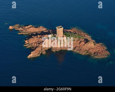 VUE AÉRIENNE. Château sur une île volcanique de roche rouge. L'Ile d'Or, Saint-Raphaël, massif de l'Estérel, Var, Côte d'Azur, France. Banque D'Images