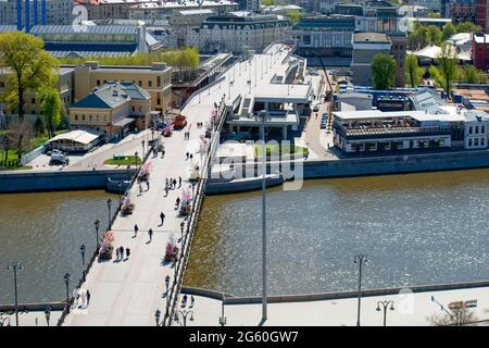 Moscou, Russie - 10 mai 2021 : vue depuis le haut du pont piétonnier Patriarshy sur la rivière Moskva et le canal Vodootvodny Banque D'Images