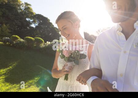 Bonne mariée caucasienne et marié se mariant et souriant Banque D'Images