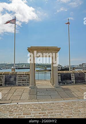 La Relationahip spéciale est reconnue avec les autels et les stripes et le drapeau de l'Union de chaque côté du Mémorial de Mayflower sur le Barbican de Plymouth. O Banque D'Images