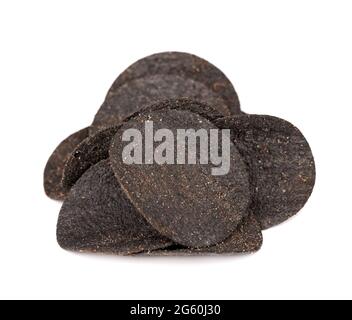 Chips de pomme de terre noires isolées sur fond blanc. Chips noires avec charbon actif et poivre rouge. Banque D'Images