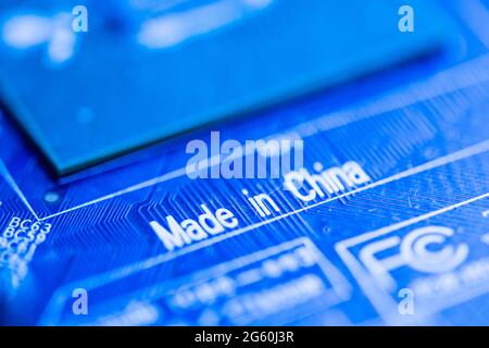 Gros plan d'une carte de circuit imprimé bleue avec les mots Made china imprimés dessus. Banque D'Images