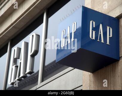 Photo de dossier datée du 29/5/2018 d'une succursale de Gap à Londres. Les rues en difficulté ont subi un autre coup alors que Gap, un détaillant américain, a confirmé qu'il va mettre un coup d'air à l'ensemble de ses 81 magasins au Royaume-Uni et en Irlande. Date de publication : jeudi 1er juillet 2021. Banque D'Images
