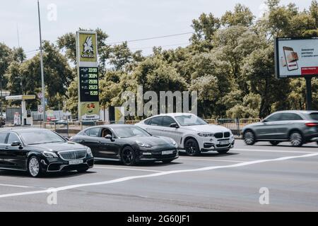 Ukraine, Kiev - 27 juin 2021 : trois voitures commencent à se déplacer dans la rue. Éditorial Banque D'Images