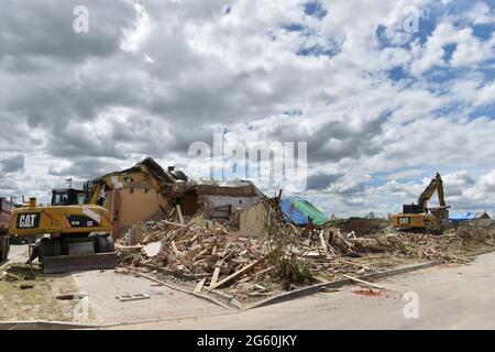 Hrusky, République tchèque. 1er juillet 2021. Une pelle démolit une maison détruite le 1er juillet 2021, dans le village de Hrusky, dans le district de Breclav, en République tchèque. Une tornade a frappé le village le 24 juin. Crédit: Vaclav Salek/CTK photo/Alay Live News Banque D'Images