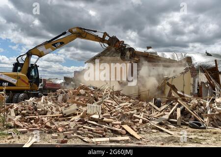 Hrusky, République tchèque. 1er juillet 2021. Une pelle démolit une maison détruite le 1er juillet 2021, dans le village de Hrusky, dans le district de Breclav, en République tchèque. Une tornade a frappé le village le 24 juin. Crédit: Vaclav Salek/CTK photo/Alay Live News Banque D'Images