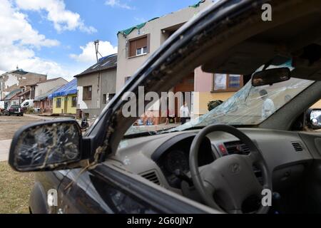 Hrusky, République tchèque. 1er juillet 2021. Les gens nettoient les débris le 1er juillet 2021, dans le village de Hrusky, district de Breclav, République tchèque. Une tornade a frappé le village le 24 juin. Crédit: Vaclav Salek/CTK photo/Alay Live News Banque D'Images