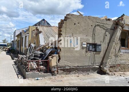 Hrusky, République tchèque. 1er juillet 2021. Une maison endommagée est vue le 1er juillet 2021, dans le village de Hrusky, district de Breclav, République Tchèque. Une tornade a frappé le village le 24 juin. Crédit: Vaclav Salek/CTK photo/Alay Live News Banque D'Images