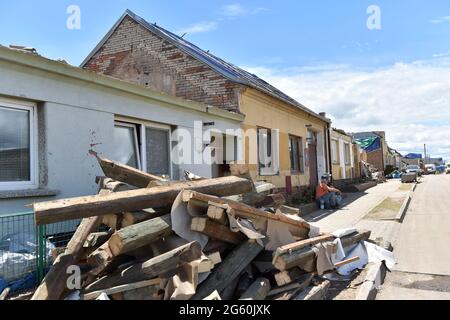 Hrusky, République tchèque. 1er juillet 2021. Des maisons endommagées sont vues le 1er juillet 2021, dans le village de Hrusky, district de Breclav, République tchèque. Une tornade a frappé le village le 24 juin. Crédit: Vaclav Salek/CTK photo/Alay Live News Banque D'Images